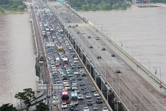 서울에 내린 집중호우로 올림픽대로와 강변북로 일부 구간의 차량 운행이 통제되는 가운데 10일 오전 서울 마포대교가 차량들로 정체를 빚고 있다.  연합뉴스